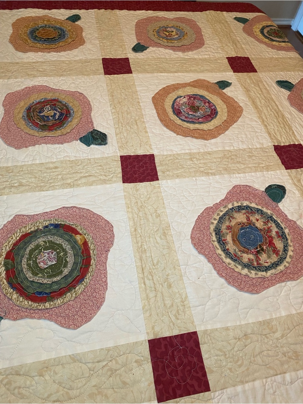 Stunning Appliqué Quilt/Throw in a dimensional floral motif. Burgundy pink gree - Picture 9 of 16